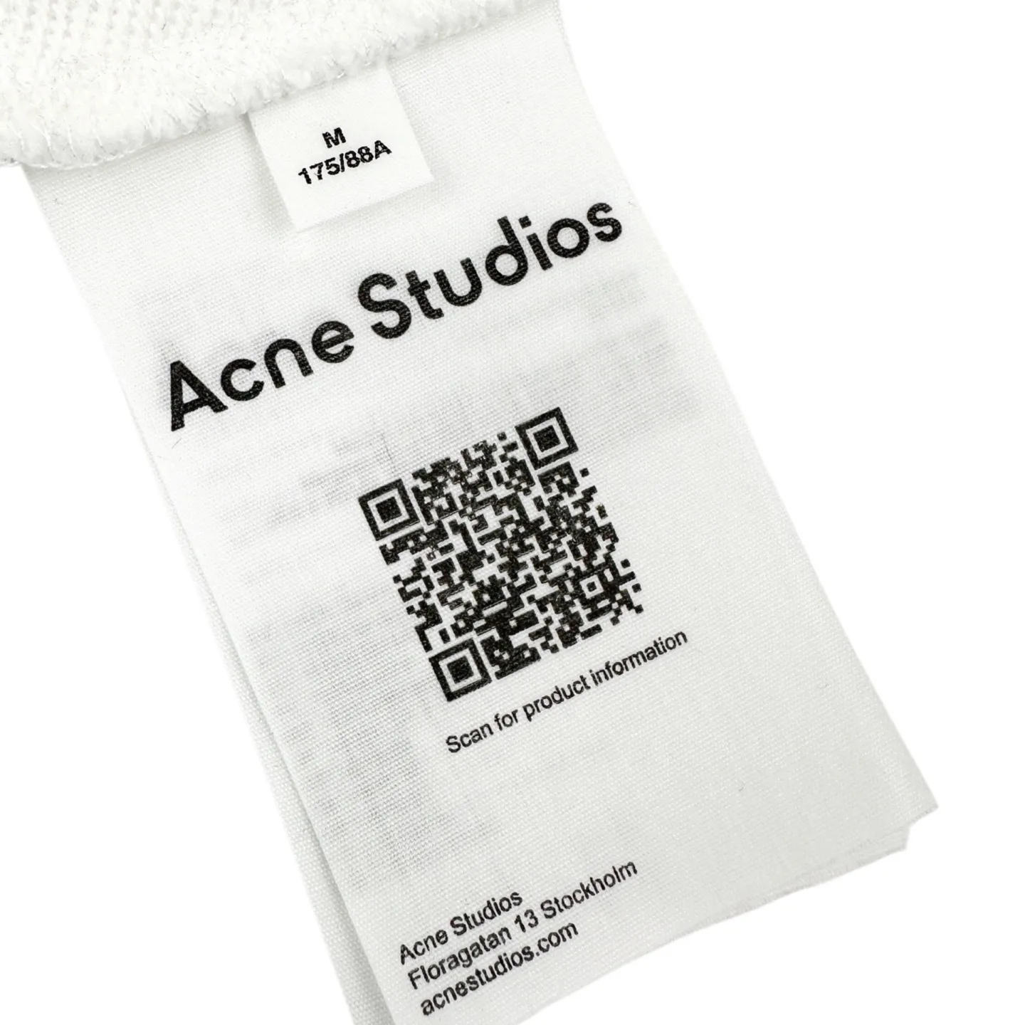 Acne mud-dyed washed frayed distressed hooded sweatshirt (White). The fabric is made of customized air-oxygen soft cotton blend. It is soft and delicate, comfortable and skin-friendly, and the moonlight white tone is refreshing and elegant. It has a relaxed and noble aura. The loose shoulder silhouette stretches casually. The raw edge hem outlines the casual lines of Retro. The Acne Studios STOCKHOLM logo on the back is distressed. Silent embellishment. The Classic logo is low-key engraved with brand genes. Exquisitely blending street luxury texture and Scandinavian minimalist aesthetics in a relaxed posture, highlighting the high-end aesthetic core of Nordic luxury, using glue printing technology. The chest printing has been modified three times with the film screen. Use glue liquid paint to print the pattern on the fabric. The fabric is baked to fix the printing pattern, and the gradient old-fashioned spray-on process. By spraying dyes of different colors on the surface of the fabric, the clothes can show rich color changes under different lights. To increase the visual layering, many parts of the body are worn and worn by purely manual regular positioning. Manual brushing marks are added to the surface of the clothing to add texture and depth to imitate the texture of natural wear. The fabrics have been fermented and washed to have a better hand feel and texture. It is not easy to deform, shrink or fade, and maintains long-term beauty. Size:S-M-L-XL